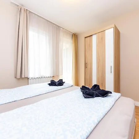 Prime - Modern 2 Bedroom Family With Terrace & Parking Included
