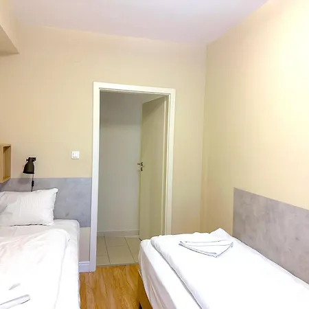 Prime - Modern 2 Bedroom Family With Terrace & Parking Included アパート