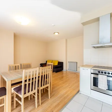 Prime - Modern 2 Bedroom Family With Terrace & Parking Included * בודפשט