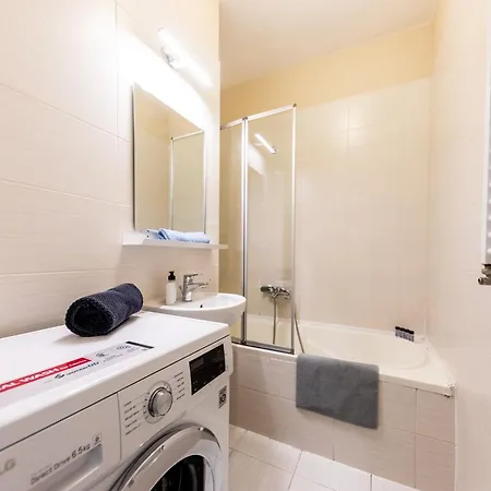 דירה Prime - Modern 2 Bedroom Family With Terrace & Parking Included
